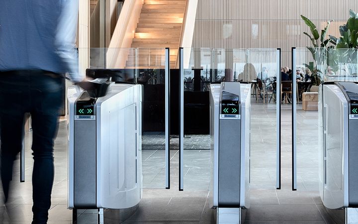 Lettore di controllo accessi accanto a una porta